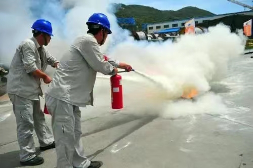 武汉消防设计备案公司,疏散指示标志灯选择大型、中型还是小型，是按照房间高度还是灯具安装高度?
